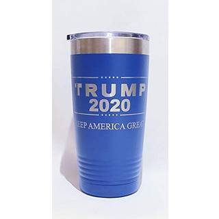 Trump 2020 Hold America Great - Graved on Blue 20 Oz. Rustfrit stål vakuum isoleret tumbler m/klart låg - begge sider indgraveret