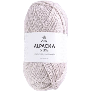 Järbo Alpacka Silke 01 Sand plaster Indhold: 45% baby alpaca, 40% merinould, 15% silke Vægt/længde: 50 g = ca. 165 meter Anbefalede pinde: 3.5 mm Strikkefasthed: 10 x 10 cm = 24 m x 32 p Vask:Håndvask.