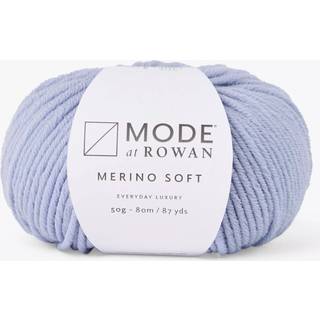 Mode at Rowan Merino Soft 013 Skye Indhold: 100% merinould Vægt/længde: 50 g = ca. 80 meter Anbefalede pinde: 6.00 mm Strikkefasthed: 10 x 10 cm = 16 m x 22 p Vask: Maskinvask ved 40°C / Tørres fladt.