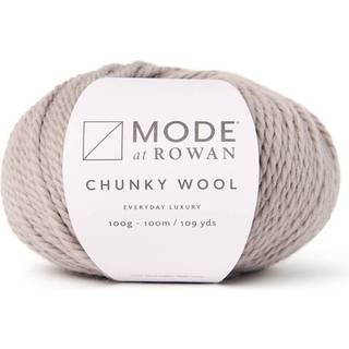 Mode at Rowan Chunky Wool 012 Mist Indhold: 100% uld Vægt/længde: 100 g = ca. 100 meter Anbefalede pinde: 7.00 mm Strikkefasthed: 10 x 10 cm = 13 m x 16 p Vask: Vaskes i hånden / Tørres fladt.