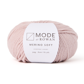 Mode at Rowan Merino Soft 012 Blush Indhold: 100% merinould Vægt/længde: 50 g = ca. 80 meter Anbefalede pinde: 6.00 mm Strikkefasthed: 10 x 10 cm = 16 m x 22 p Vask: Maskinvask ved 40°C / Tørres fladt.