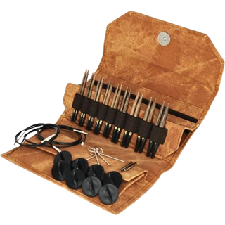 LYKKE Udskiftelige Rundpindesæt Umber, Tan, 9 cm Materiale:Birketræ Type:Udskiftelige rundpinde Størrelser:3.25, 3.5, 3.75, 4.0, 4.5, 5.0, 5.5, 6.0 og 6.5 mm Pindelængde:9 cm Tilbehør: Kabler: 2x 40 cm, 1x 50 cm og 1x 60 cm 2x Kabelovergange 4x Strammenøgler 8x Stoppere.