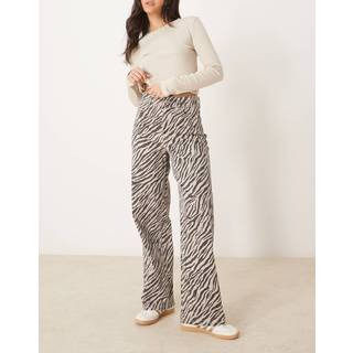 Yasleonora Jeans