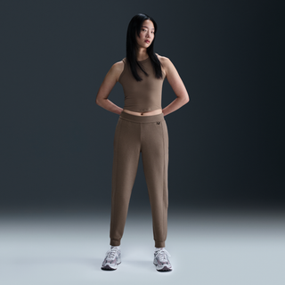 Nike 24.7 ImpossiblySoft Dri-FIT-joggers med mellemhøj talje til kvinder - brun - M (EU 40-42)