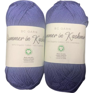 BC Garn Summer in Kashmir GOTS 28 Jeansblå Indhold: 90% Bomuld, 10% Cashmere Vægt/længde: 50 g = ca. 165 meter Anbefalede Pinde: 2.5-3.5 mm Strikkefasthed: 10x10 cm = 24 m x 32 p Vask: Håndvask / Tåler ikke tørretumbling.