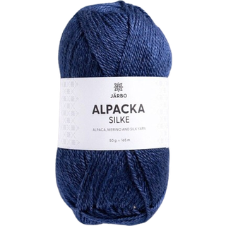 Järbo Alpacka Silke 10 Blue pilot Indhold: 45% baby alpaca, 40% merinould, 15% silke Vægt/længde: 50 g = ca. 165 meter Anbefalede pinde: 3.5 mm Strikkefasthed: 10 x 10 cm = 24 m x 32 p Vask:Håndvask.