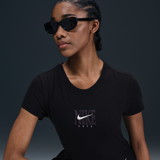 Slank Nike Sportswear-T-shirt med korte ærmer og grafik til kvinder - sort - S (EU 36-38)