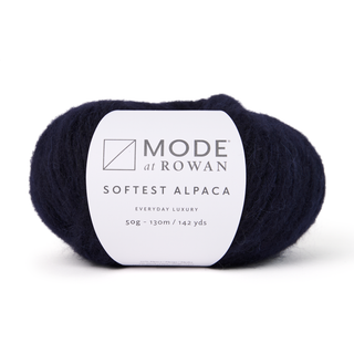 Mode at Rowan Softets Alpaca 11 Midnight Indhold:50% alpaca, 7% uld, 23% nylon Vægt/længde:50 g = ca. 130 meter Anbefalede pinde:5.50 mm Strikkefasthed: 10 x 10 cm = 18 m x 24 p Vask:Håndvask / Tørres fladt.
