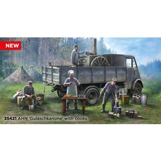 AHN 'Gulaschkanone' with cooks