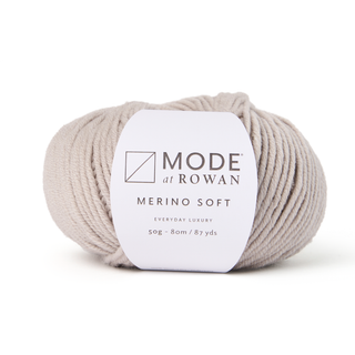 Mode at Rowan Merino Soft 011 Clay Indhold: 100% merinould Vægt/længde: 50 g = ca. 80 meter Anbefalede pinde: 6.00 mm Strikkefasthed: 10 x 10 cm = 16 m x 22 p Vask: Maskinvask ved 40°C / Tørres fladt.