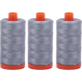 Bundt af 3 store 1422 yard spoler af Aurifil 50wt egyptisk bomuldstr?d Farve: lysebl? gr? nr. A1050-2610