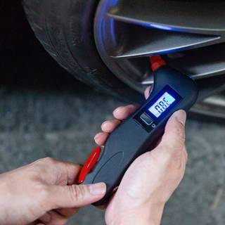 Luxorparts 4-i-1 Sikkerhedsværktøj med dæktryksmåler.