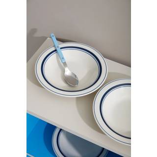 Dyb hvid tallerken med blå striber i keramik fra Japan | 23 cm