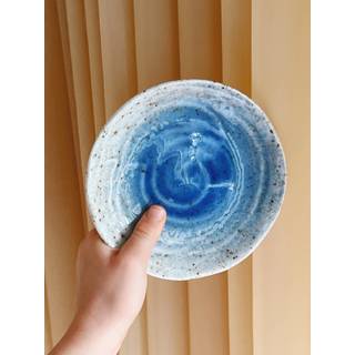 Japansk tallerken i hvid og blålig keramik | 13 cm