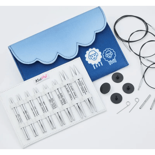 KnitPro Nova Special Udskiftelige Rundpindesæt, Deluxe, 10 cm Materiale: Metal Type: Udskiftbare rundpinde Størrelser: 3.5, 4.0, 4.5, 5.0, 5.5, 6.0, 7.0 og 8.0 mm Pindelængde: 10 cm Indhold: 4 kabler: 2 kabler til 40 cm og 2 kabler til 50 cm rundpindelængde 8 endestoppere 4 kabelnøgler 1 blåt stofetui.