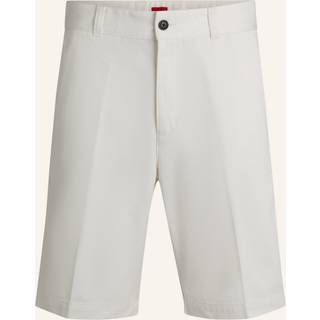 Regular fit shorts med slanke ben og knaplommer