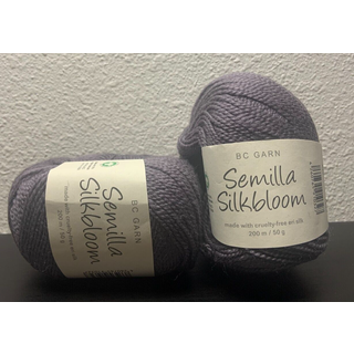 BC Garn Semilla Silkbloom GOTS 029 Mellemgrå Indhold: 75% Uld, 25% Silke Vægt/længde: 50 g = ca. 200 meter Anbefalede Pinde: 2.5 mm Strikkefasthed: 10 x 10 cm = 31 m x 46 p Vask: Maskinvask 30 °C/ Tåler ikke tørretumbling.