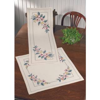 Broderikit Roser på hør 61 x 61 cm Elegant rosemotiv i varme farver 61x61 cm broderi til kunstnerisk touch Kors- og kantsting for detaljer Hvide hør i 7,5 tråde/cm 10 farver DMC Perlegarn.