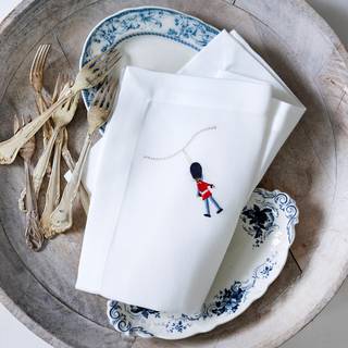 Stofserviet med broderet garder