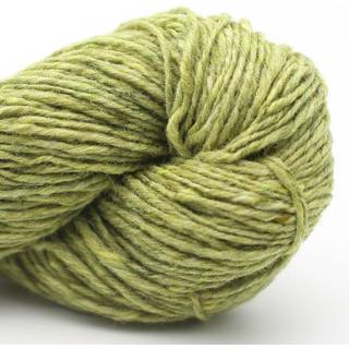 Erika Knight Pure Tweed 4885 Yair Grøn Indhold: 100% uld Vægt/længde: 100 g = ca. 160 meter Anbefalede pinde: 5-6 mm Strikkefasthed: 10 x 10 cm = 16 m x 24 p Vask: Håndvask/ Tåler ikke tørretumbling.