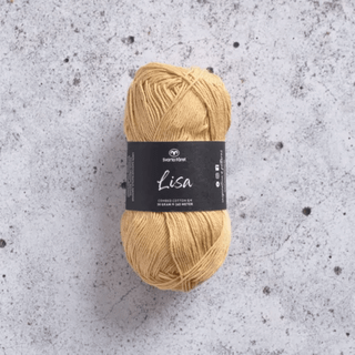 Svarta Fåret Lisa 430 Honningguld Indhold: 100% kæmmet bomuld Vægt/længde: 50 g = ca. 165 meter Anbefalede Pinde: 3mm Strikkefasthed: 10 cm = 28 m Vask: Maskinvask ved 40℃ / Tåler ikke tørretumbling.