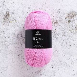 Svarta Fåret Merino Mini 09 Slikknas Indhold:100% superwash merinould Vægt/længde: 50 g = ca. 200 meter Anbefalede pinde: 2.5-3.5 mm Strikkefasthed: 10 x 10 cm = 22-26 m x 30-34p Anbefalet hæklenål: 3mm Hæklefasthed: 20 fm x 24 r Vask:Tåler maskinvask.