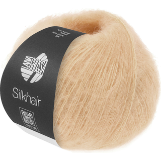 Lana Grossa Silkhair 213 Pudderbeige Indhold: 70% mohair, 30% silke Vægt/Længde: 25 g = ca. 210 meter Anbefalede pinde: 4.5-5 mm Strikkefasthed: 10 x 10 cm = 22 m x 27 p Vask:Håndvask / Tørres fladt.