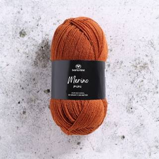 Svarta Fåret Merino Mini 19 Mammut Indhold:100% superwash merinould Vægt/længde: 50 g = ca. 200 meter Anbefalede pinde: 2.5-3.5 mm Strikkefasthed: 10 x 10 cm = 22-26 m x 30-34p Anbefalet hæklenål: 3mm Hæklefasthed: 20 fm x 24 r Vask:Tåler maskinvask.