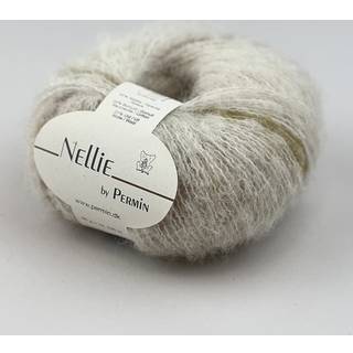Permin Nellie 02 Råhvid/grøn/gylden Indhold: 55% børstet alpaca, 24% bomuld, 21% uld Vægt/længde: 50 g = ca. 200 meter Anbefalede pinde: 3.50-4.00 mm Strikkefasthed: 10 x 10 cm = 18-20 m x 28-30 p Vask: Håndvask.
