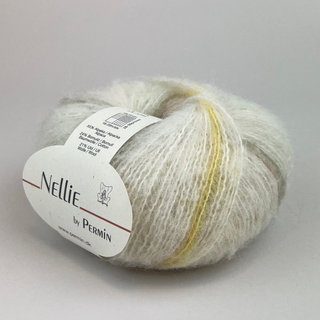 Permin Nellie 10 Råhvid/gul/grøn Indhold: 55% børstet alpaca, 24% bomuld, 21% uld Vægt/længde: 50 g = ca. 200 meter Anbefalede pinde: 3.50-4.00 mm Strikkefasthed: 10 x 10 cm = 18-20 m x 28-30 p Vask: Håndvask.