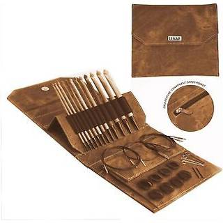 LYKKE Udskiftelige Tunesiske Hæklenålesæt Umber, Tan, 15 cm Materiale: Birketræ Type: Udskiftelige tunesiske hæklenåle Længde: 15 cm Størrelser: 3.50, 3.75, 4.00, 4.50, 5.00, 5.50, 6.00, 6.50, 8.00, 9.00, 10.00 og 11.50 mm Andet indhold: 4 kabler: 1x60 cm, 2x80 cm, 1x100 cm 2 kabelovergange 4 strammenøgler 8 stoppere.