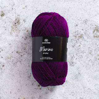 Svarta Fåret Merino Mini 17 Morbærbryg Indhold:100% superwash merinould Vægt/længde: 50 g = ca. 200 meter Anbefalede pinde: 2.5-3.5 mm Strikkefasthed: 10 x 10 cm = 22-26 m x 30-34p Anbefalet hæklenål: 3mm Hæklefasthed: 20 fm x 24 r Vask:Tåler maskinvask.