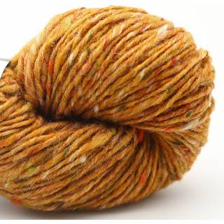 Erika Knight Pure Tweed 4725 Walkerburn Gul Indhold: 100% uld Vægt/længde: 100 g = ca. 160 meter Anbefalede pinde: 5-6 mm Strikkefasthed: 10 x 10 cm = 16 m x 24 p Vask: Håndvask/ Tåler ikke tørretumbling.