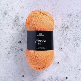 Svarta Fåret Merino Mini 14 Cantaloupemelon Indhold:100% superwash merinould Vægt/længde: 50 g = ca. 200 meter Anbefalede pinde: 2.5-3.5 mm Strikkefasthed: 10 x 10 cm = 22-26 m x 30-34p Anbefalet hæklenål: 3mm Hæklefasthed: 20 fm x 24 r Vask:Tåler maskinvask.
