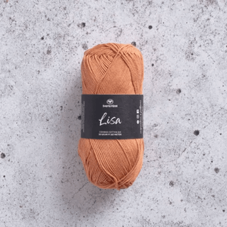 Svarta Fåret Lisa 438 Ravglød Indhold: 100% kæmmet bomuld Vægt/længde: 50 g = ca. 165 meter Anbefalede Pinde: 3mm Strikkefasthed: 10 cm = 28 m Vask: Maskinvask ved 40℃ / Tåler ikke tørretumbling.