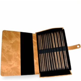 LYKKE Jumperpindesæt Umber, Tan, 25 cm Materiale:Birketræ Type:Jumperpindesæt Størrelser:3.5, 3.75, 4.0, 4.5, 5.0, 5.5, 6.0, 6.5, 8.0, 9.0, 10.0 og 12.0 mm Pindelængde:25cm.