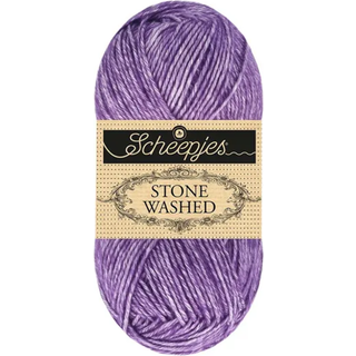 Scheepjes Stone Washed 840 Rich Charoite Indhold: 78% bomuld, 22% akryl Vægt/længde: 50 g = ca. 130 meter Anbefalede pinde: 3.00 - 3.50 mm Strikkefasthed: 10 x 10 cm = 24 m x 32 p Vask: Vaskes ved 40 grader skånevask.
