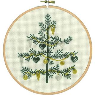 Broderikit Pyntet træ 18 Ø cm Korssting på Aida 5,4 Ivory. Ø18 cm færdig størrelse. Inkluderer DMC Mouline garn. Materialer og instruks inkluderet.