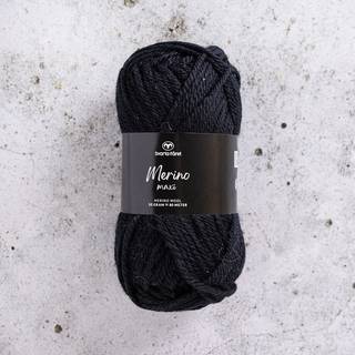 Svarta Fåret Merino Maxi 01 Dybsort Indhold: 100% Merinould Vægt/længde: 50 g = ca. 80 meter Anbefalede pinde: 4.5-5.5 mm Strikkefasthed: 10 x 10 cm = 16-18 m x 22-24 p Anbefalede hæklenåle: 5 mm Hæklefasthed: 10 x 10 cm = 14 fm x 17 r Vask: Håndvask, lunkent vand.