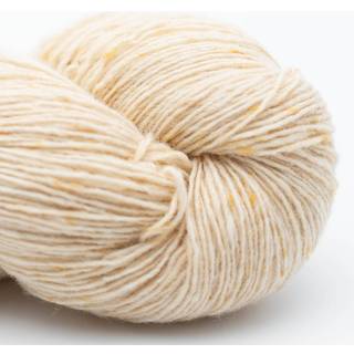 BC Garn Loch Lomond Lace GOTS 13 Beige Indhold: 100% uld Vægt/længde: 50 g = ca. 300 meter Anbefalede pinde: 2.00-3.00 mm Strikkefasthed: 10 cm = 26 m Vask: Skal håndvaskes / Tåler ikke tørretumbling.