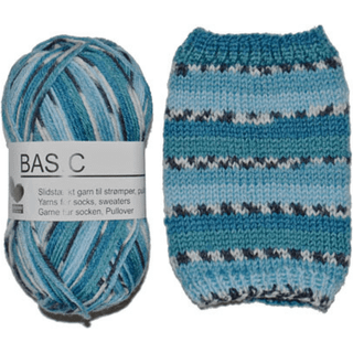 Hjertegarn Basic Print 5090 Indhold: 75% superwash uld, 25% polyamid Vægt/længde: 50 g = ca. 140 meter Anbefalede pinde: 3-3.5 mm Strikkefasthed: 10 x 10 cm = 26 m Vask:Maskinvask 30º / Brug uldvaskemiddel.