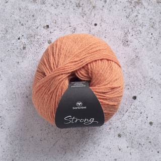 Svarta Fåret Strong 035 Papayaorange Indhold: 40% alpaca, 40% uld, 20% polyamid Vægt/længde: 50 g = ca. 137 meter Anbefalede Pinde: 4 mm Strikkefasthed: 10 cm = 20 m Vask: Maskinvask ved 30℃ / Tåler ikke tørretumbling.