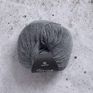 Svarta Fåret Strong 008 Stålgå Indhold: 40% alpaca, 40% uld, 20% polyamid Vægt/længde: 50 g = ca. 137 meter Anbefalede Pinde: 4 mm Strikkefasthed: 10 cm = 20 m Vask: Maskinvask ved 30℃ / Tåler ikke tørretumbling.