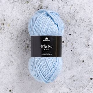 Svarta Fåret Merino Maxi 12 Isdronning Indhold: 100% Merinould Vægt/længde: 50 g = ca. 80 meter Anbefalede pinde: 4.5-5.5 mm Strikkefasthed: 10 x 10 cm = 16-18 m x 22-24 p Anbefalede hæklenåle: 5 mm Hæklefasthed: 10 x 10 cm = 14 fm x 17 r Vask: Håndvask, lunkent vand.