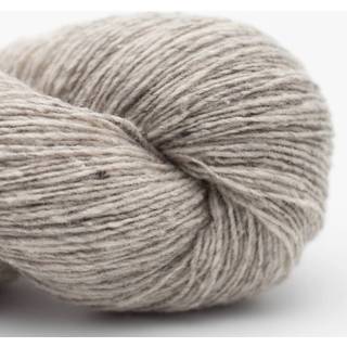 BC Garn Loch Lomond Lace GOTS 06 Sølv Indhold: 100% uld Vægt/længde: 50 g = ca. 300 meter Anbefalede pinde: 2.00-3.00 mm Strikkefasthed: 10 cm = 26 m Vask: Skal håndvaskes / Tåler ikke tørretumbling.