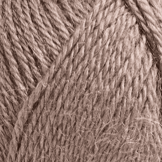 Järbo Fin Alpacka 56 Beige latte Indhold: 100% alpaca Vægt/længde: 50 g = ca. 165 meter Anbefalede pinde: 3.5 mm Strikkefasthed: 10 x 10 cm = 24 m x 32 p Vask:Håndvask.