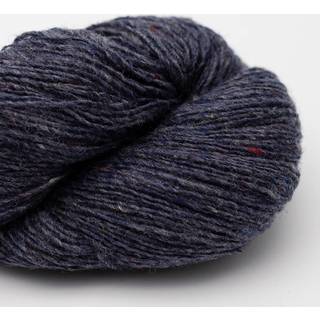 BC Garn Loch Lomond Lace GOTS 03 Denim Indhold: 100% uld Vægt/længde: 50 g = ca. 300 meter Anbefalede pinde: 2.00-3.00 mm Strikkefasthed: 10 cm = 26 m Vask: Skal håndvaskes / Tåler ikke tørretumbling.