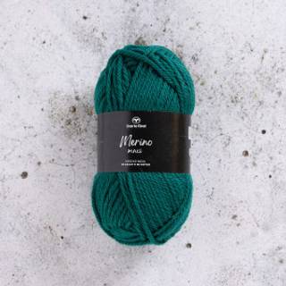 Svarta Fåret Merino Maxi 20 Lianejungle Indhold: 100% Merinould Vægt/længde: 50 g = ca. 80 meter Anbefalede pinde: 4.5-5.5 mm Strikkefasthed: 10 x 10 cm = 16-18 m x 22-24 p Anbefalede hæklenåle: 5 mm Hæklefasthed: 10 x 10 cm = 14 fm x 17 r Vask: Håndvask, lunkent vand.