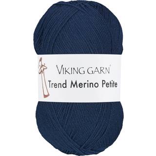 Viking Trend Merino Petite 326 Marineblå Indhold: 100% Ekstra fin merinould Vægt/længde: 50 gram = ca. 235 meter Anbefalede pinde:3 mm Strikkefasthed:10 cm = 28 m Vask: 30°C ekstra skånsom vask / Brug ikke skyllemiddel/ Tørres fladt.