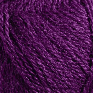 Järbo Fin Alpacka 74 Purple prunes Indhold: 100% alpaca Vægt/længde: 50 g = ca. 165 meter Anbefalede pinde: 3.5 mm Strikkefasthed: 10 x 10 cm = 24 m x 32 p Vask:Håndvask.